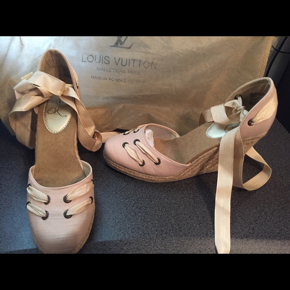 Wedge wrap around lady shoe (new)